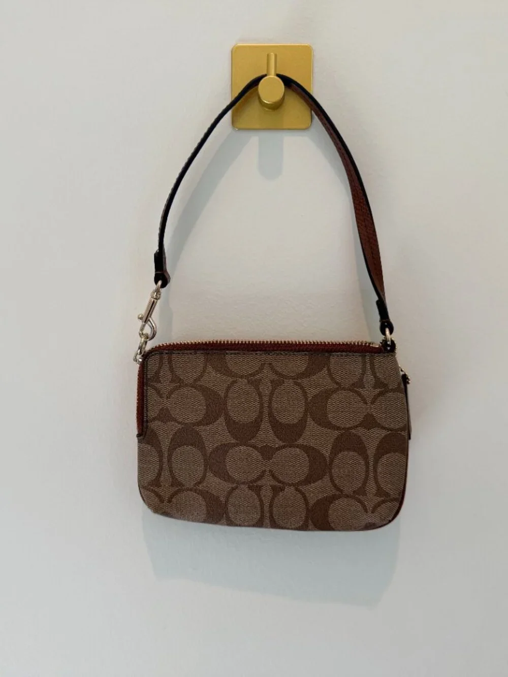 Authentic COACH Corner Zip Wristlet in Signature Canvas with Stripe – Tan/Brown